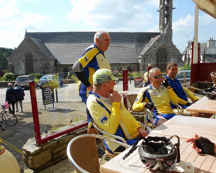 2012-06-12 08 On attend toujours le cafe.jpg